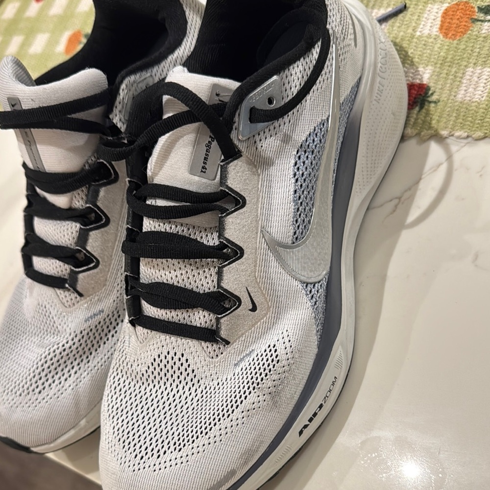 Nike White and Black Athletic Shoes with Cushioned Midsole